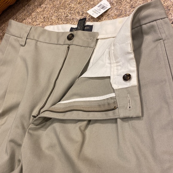 NWT Banana Republic Pleated Smithfield Relaxed Leg Chinos 36 / 32 - Picture 12 of 16